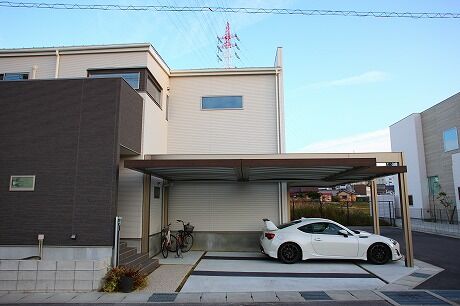 モダンなカーポート、三協Uスタイルアゼスト