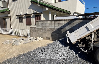 ダンプで土砂を配送