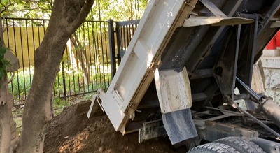 畑土を名古屋市　長楽寺にお届け（トラックから畑土を下す）