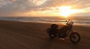 海岸にバイクのある夕景