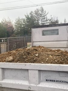 ダンプに積んだ土